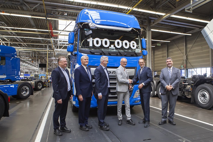 DAF celebrates production of 100,000th XF and CF